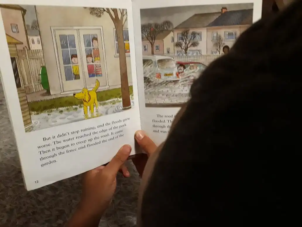 Kind leest met aandacht